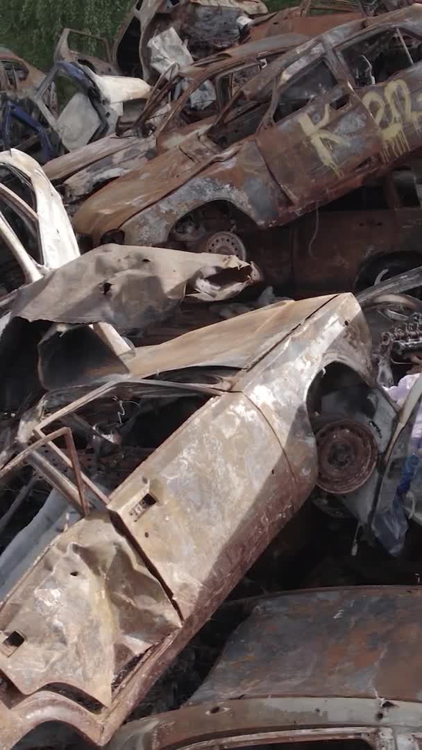 Этом Видео Видна Свалка Расстрелянных Сожженных Автомобилей Ирпене Район Серый — стоковое видео