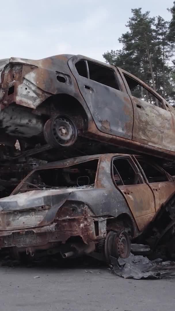Ten Pionowy Film Pokazuje Wysypisko Strzał Spalonych Samochodów Irpin Bucha — Wideo stockowe
