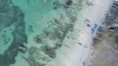 Bu video 8K çözünürlükte Zanzibar açıklarında okyanustaki tekneleri gösteriyor.