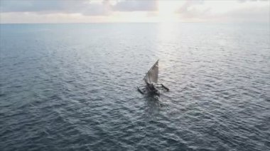 Bu video 8K çözünürlükte Zanzibar açıklarında okyanustaki tekneleri gösteriyor.