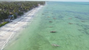 Bu video 8K çözünürlükte Zanzibar açıklarında okyanustaki tekneleri gösteriyor.