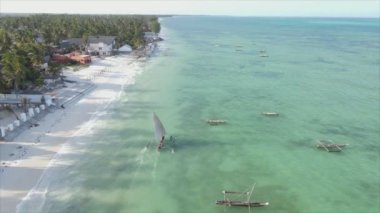 Bu video 8K çözünürlükte Zanzibar açıklarında okyanustaki tekneleri gösteriyor.