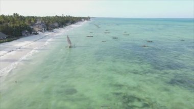 Bu video 8K çözünürlükte Zanzibar açıklarında okyanustaki tekneleri gösteriyor.