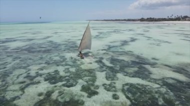 Bu video 8K çözünürlükte Zanzibar açıklarında okyanustaki tekneleri gösteriyor.