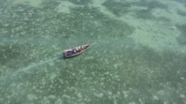 Bu video 8K çözünürlükte Zanzibar açıklarında okyanustaki tekneleri gösteriyor.