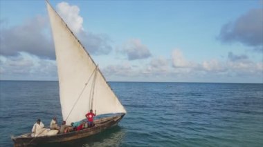 Bu video 8K çözünürlükte Zanzibar açıklarında okyanustaki tekneleri gösteriyor.