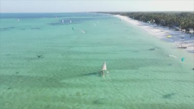 Bu video 8K çözünürlükte Zanzibar açıklarında okyanustaki tekneleri gösteriyor.