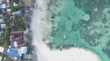 Bu video 8K çözünürlükte Zanzibar açıklarında okyanustaki tekneleri gösteriyor.
