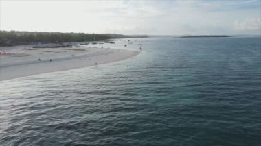 Bu video 8K çözünürlükte Zanzibar açıklarında okyanustaki tekneleri gösteriyor.