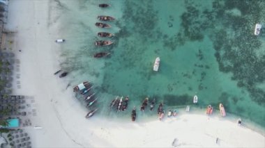 Bu video 8K çözünürlükte Zanzibar açıklarında okyanustaki tekneleri gösteriyor.