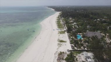 Bu video 8K çözünürlükte Zanzibar açıklarında okyanustaki tekneleri gösteriyor.