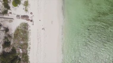 Bu video 8K çözünürlükte Zanzibar açıklarında okyanustaki tekneleri gösteriyor.