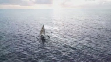 Bu video 8K çözünürlükte Zanzibar açıklarında okyanustaki tekneleri gösteriyor.