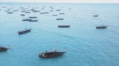 Bu video 8K çözünürlükte Zanzibar açıklarında okyanustaki tekneleri gösteriyor.