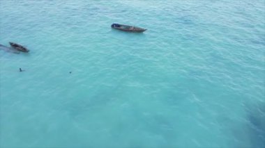 Bu video 8K çözünürlükte Zanzibar açıklarında okyanustaki tekneleri gösteriyor.