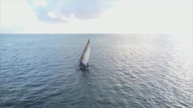 Bu video 8K çözünürlükte Zanzibar açıklarında okyanustaki tekneleri gösteriyor.