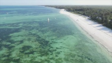 Bu video 8K çözünürlükte Zanzibar açıklarında okyanustaki tekneleri gösteriyor.