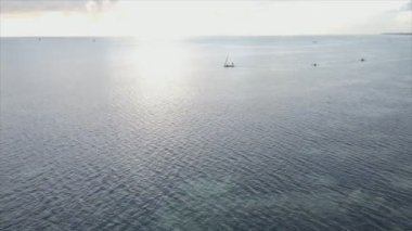 Bu video 8K çözünürlükte Zanzibar açıklarında okyanustaki tekneleri gösteriyor.