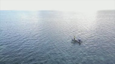 Bu video 8K çözünürlükte Zanzibar açıklarında okyanustaki tekneleri gösteriyor.