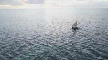Bu video 8K çözünürlükte Zanzibar açıklarında okyanustaki tekneleri gösteriyor.