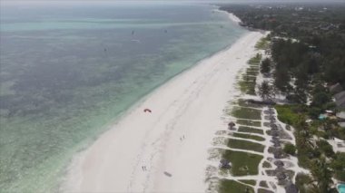 Bu video 8K çözünürlükte Zanzibar açıklarında okyanustaki tekneleri gösteriyor.