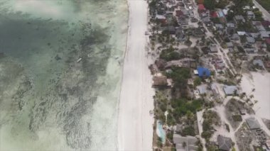 Bu video 8K çözünürlükte Zanzibar açıklarında okyanustaki tekneleri gösteriyor.