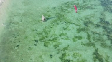 Bu video 8K çözünürlükte Zanzibar açıklarında okyanustaki tekneleri gösteriyor.