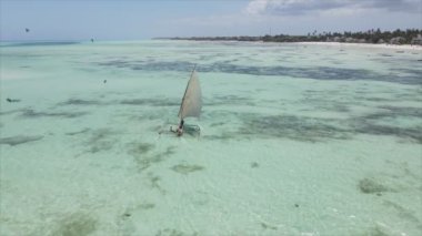 Bu video 8K çözünürlükte Zanzibar açıklarında okyanustaki tekneleri gösteriyor.