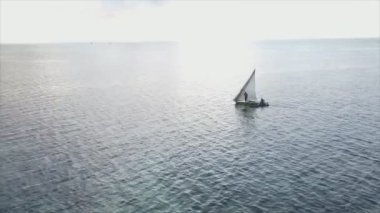 Bu video 8K çözünürlükte Zanzibar açıklarında okyanustaki tekneleri gösteriyor.