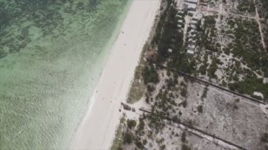Bu video 8K çözünürlükte Zanzibar açıklarında okyanustaki tekneleri gösteriyor.
