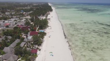 Bu video 8K çözünürlükte Zanzibar açıklarında okyanustaki tekneleri gösteriyor.