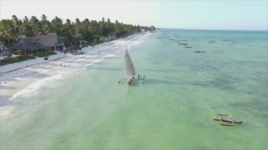 Bu video 8K çözünürlükte Zanzibar açıklarında okyanustaki tekneleri gösteriyor.