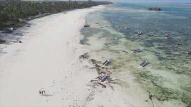 Bu video 8K çözünürlükte Zanzibar açıklarında okyanustaki tekneleri gösteriyor.