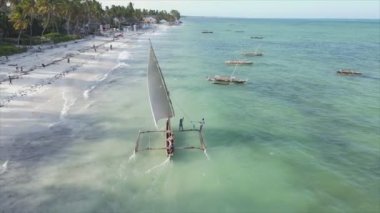 Bu video 8K çözünürlükte Zanzibar açıklarında okyanustaki tekneleri gösteriyor.