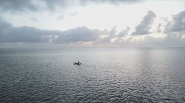 Bu video 8K çözünürlükte Zanzibar açıklarında okyanustaki tekneleri gösteriyor.