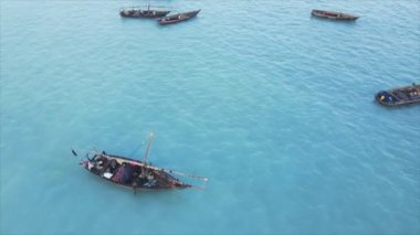 Bu video 8K çözünürlükte Zanzibar açıklarında okyanustaki tekneleri gösteriyor.