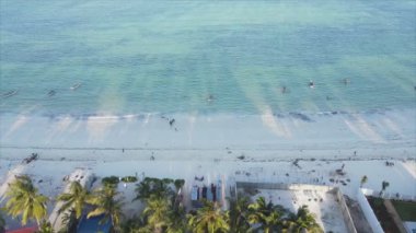 Bu video 8K çözünürlükte Zanzibar açıklarında okyanustaki tekneleri gösteriyor.