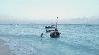 Bu video 8K çözünürlükte Zanzibar açıklarında okyanustaki tekneleri gösteriyor.