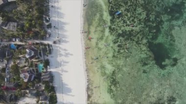 Bu video 8K çözünürlükte Zanzibar açıklarında okyanustaki tekneleri gösteriyor.