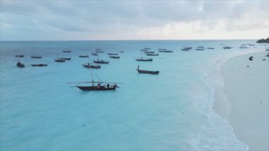Bu video 8K çözünürlükte Zanzibar açıklarında okyanustaki tekneleri gösteriyor.