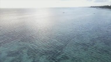 Bu video 8K çözünürlükte Zanzibar açıklarında okyanustaki tekneleri gösteriyor.