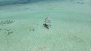 Bu video 8K çözünürlükte Zanzibar açıklarında okyanustaki tekneleri gösteriyor.