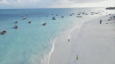 Bu video 8K çözünürlükte Zanzibar açıklarında okyanustaki tekneleri gösteriyor.