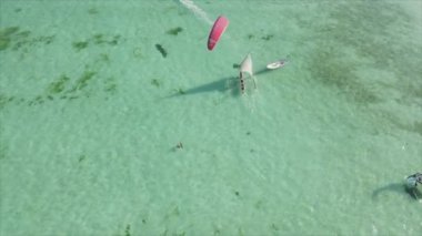 Bu video 8K çözünürlükte Zanzibar açıklarında okyanustaki tekneleri gösteriyor.
