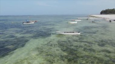 Bu video 8K çözünürlükte Zanzibar açıklarında okyanustaki tekneleri gösteriyor.