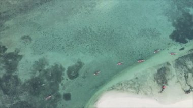 Bu video 8K çözünürlükte Zanzibar açıklarında okyanustaki tekneleri gösteriyor.