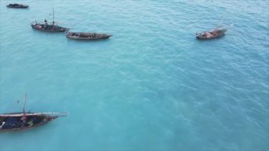 Bu video 8K çözünürlükte Zanzibar açıklarında okyanustaki tekneleri gösteriyor.