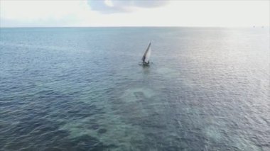 Bu video 8K çözünürlükte Zanzibar açıklarında okyanustaki tekneleri gösteriyor.