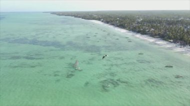 Bu video 8K çözünürlükte Zanzibar açıklarında okyanustaki tekneleri gösteriyor.
