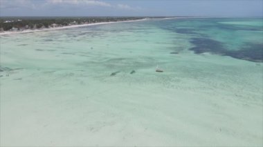 Bu video 8K çözünürlükte Zanzibar açıklarında okyanustaki tekneleri gösteriyor.